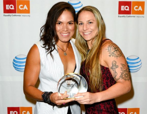 Amanda Nunes recebe premiação de entidade LGBT