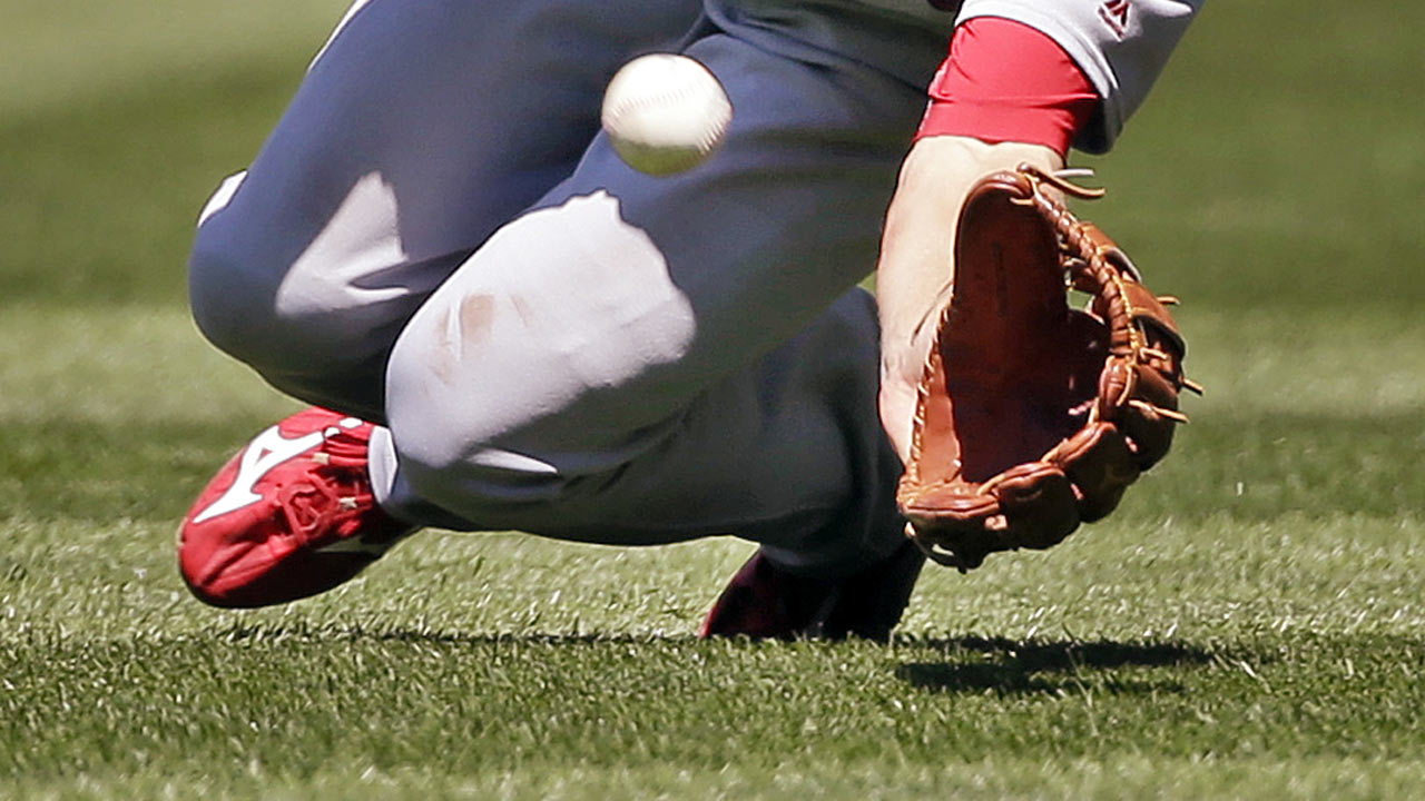 glove_jgi3jhba_7q8gl1ws.jpg