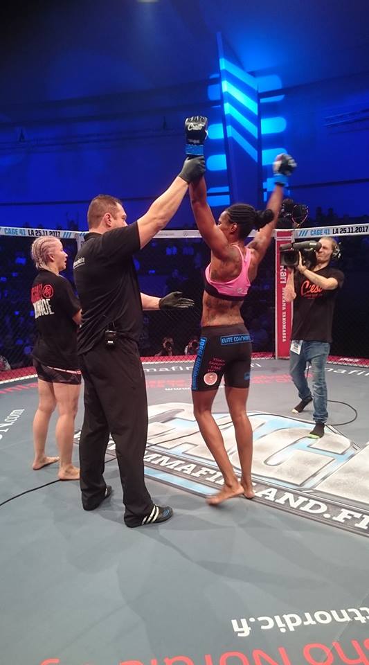 Zarah Fairn gets the win over Suvi Salmimies at Cage 40